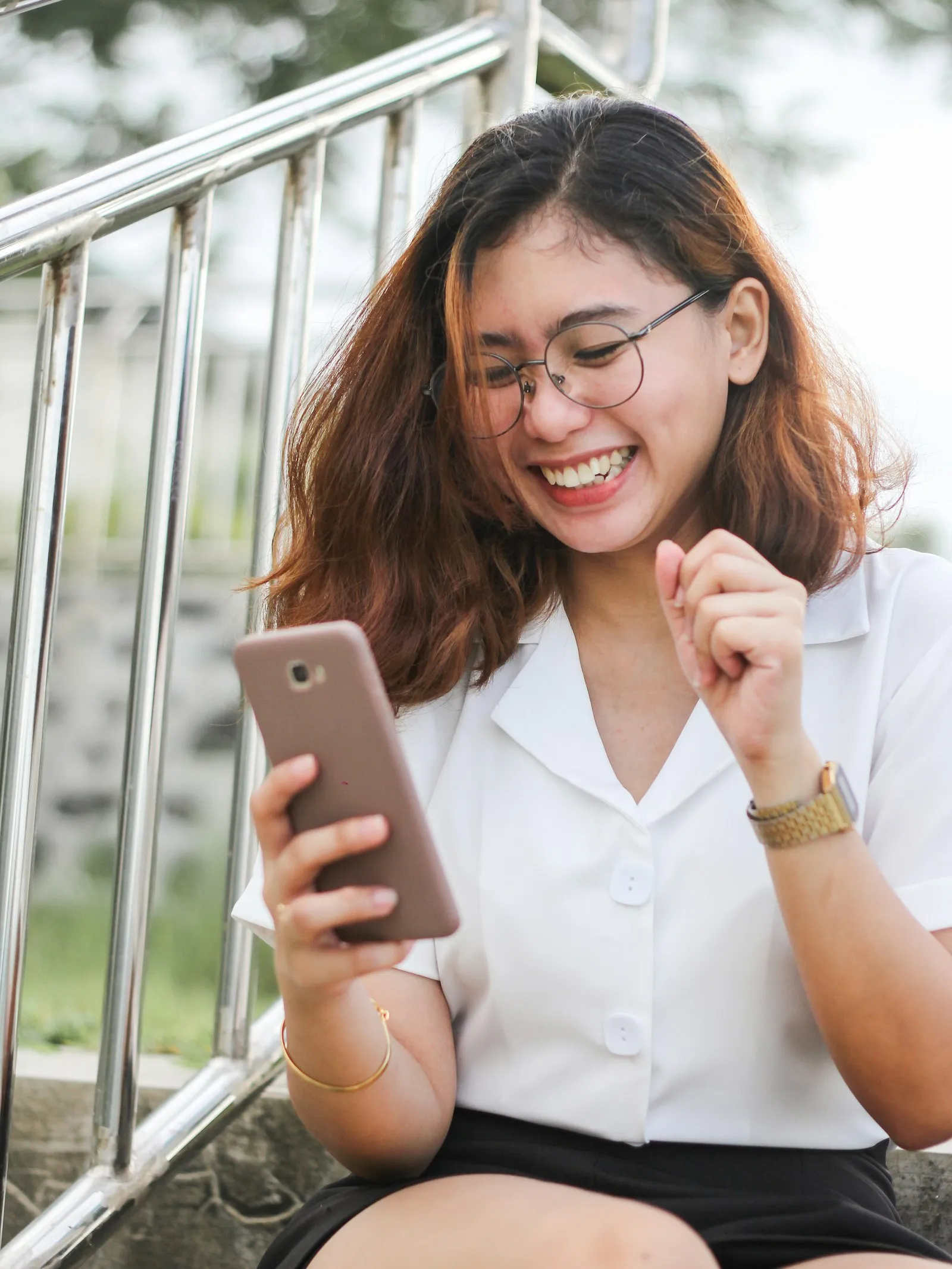 Pelanggan tersenyum membaca balasan WhatsApp di ponselnya
